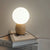Nordische Tischlampe aus Holz mit Glaskugel