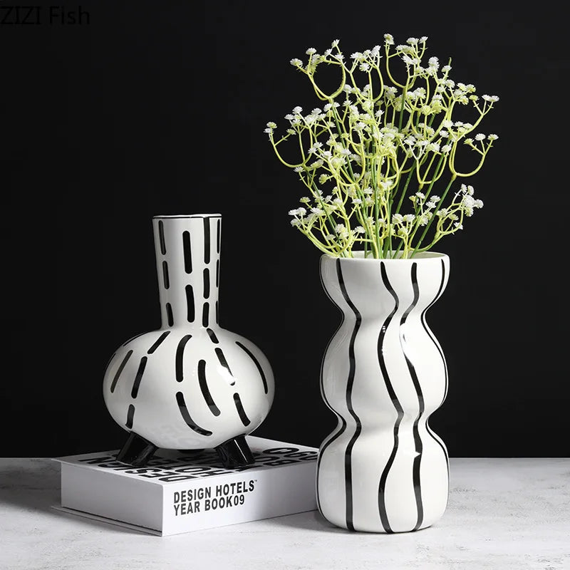 Schwarz-weiß gestreifte Vase