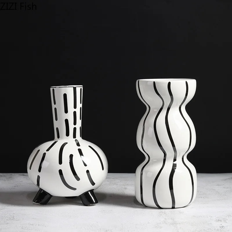 Schwarz-weiß gestreifte Vase