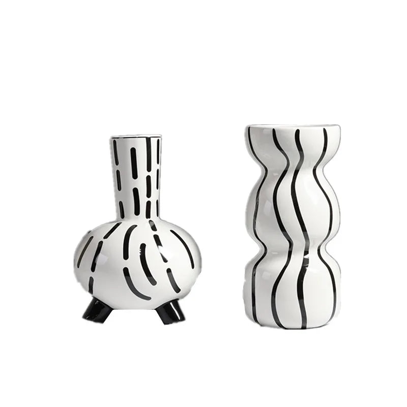 Schwarz-weiß gestreifte Vase