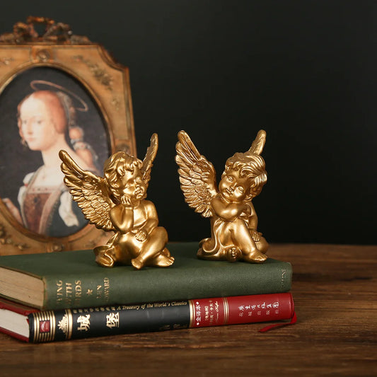 Goldene Amorfigur