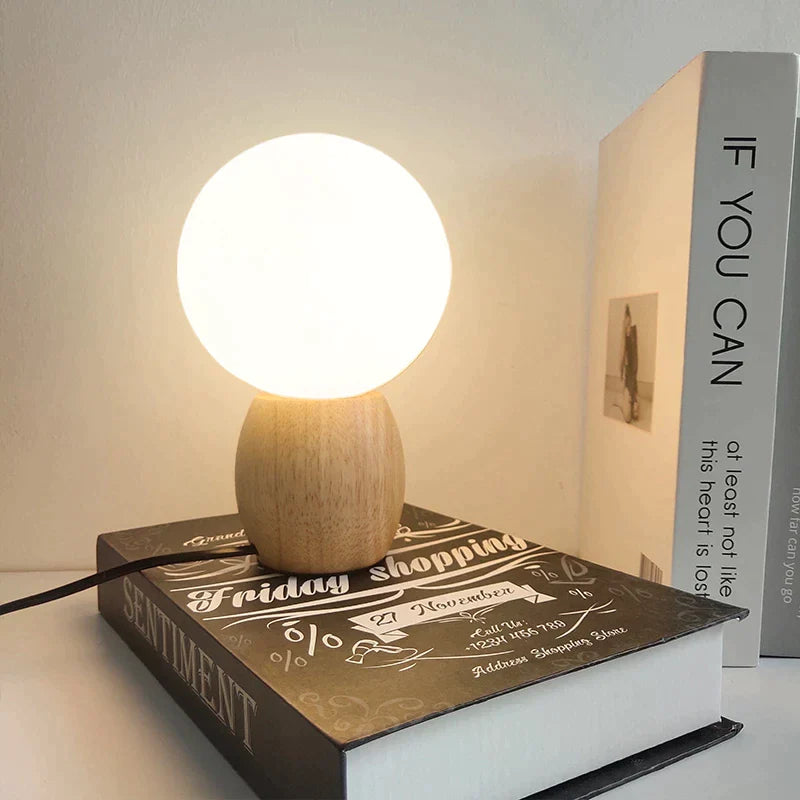 Nordische Tischlampe aus Holz mit Glaskugel