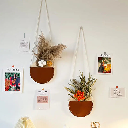 Hängende Stücke aus massivem Holz, Trockenblumenarrangement